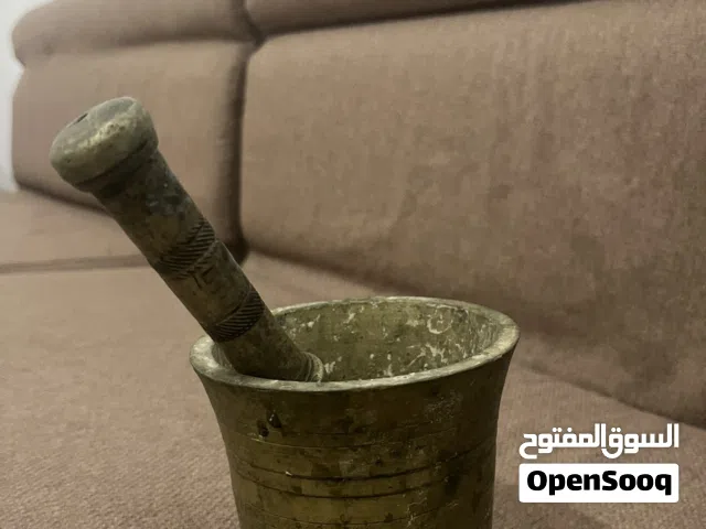 مصنوعًا من النحاس الأصفر الثقيل. * قديمًا وليس نسخة حديثة