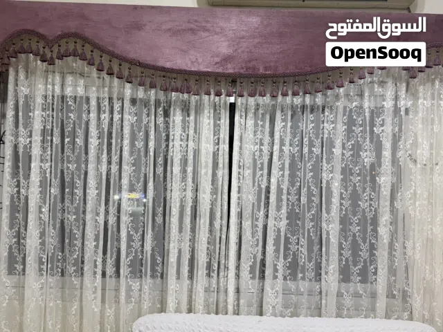 ستائر باللون البنفسجي و الابيض
