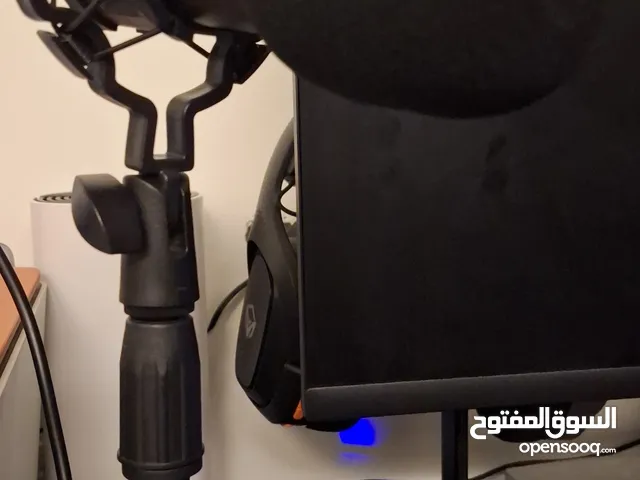 مايك شبه جديد مع مكسر و سماعة غير مستعملة بتاتا مع تسليك العميل الكارتون و كل مستلزمات المايك من.