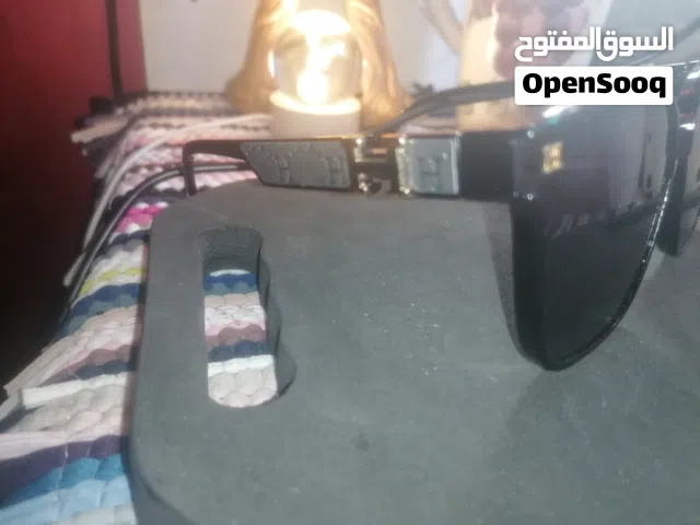 الماركة: هيرميس (Hermès).التصميم: نظارات شمسية بإطار عريض (Oversized) مصنوع من مادة الأسيتات باللون
