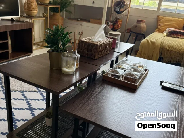 ركن قهوه و طاوله تلفزيون وطاوله قهوه وأركان وأبجورتين ورفوف حمام بيضاء
