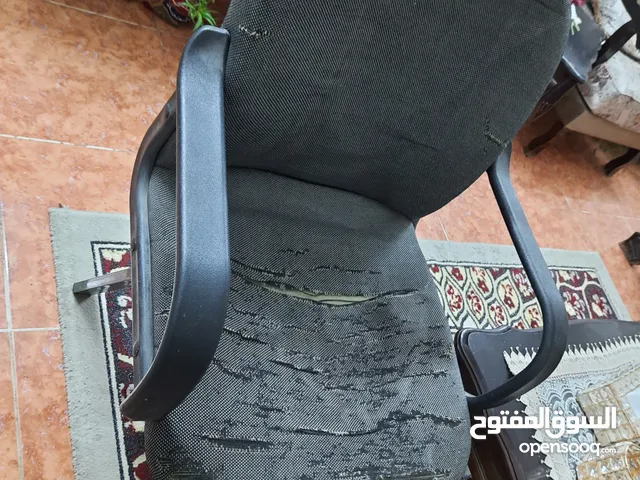 كرسي مكتب بحاجه تجنيد