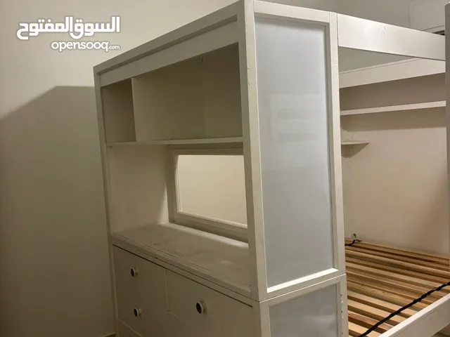 سرير ابيض مفرد ونص بحالة جيدة جدا على شكل غرفة مع مكان لتركيب برادي