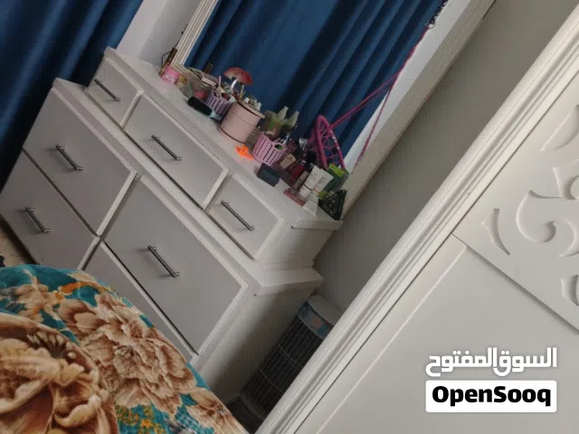 غرفه نوم لون ابيض مع الفرشة خشب زان
