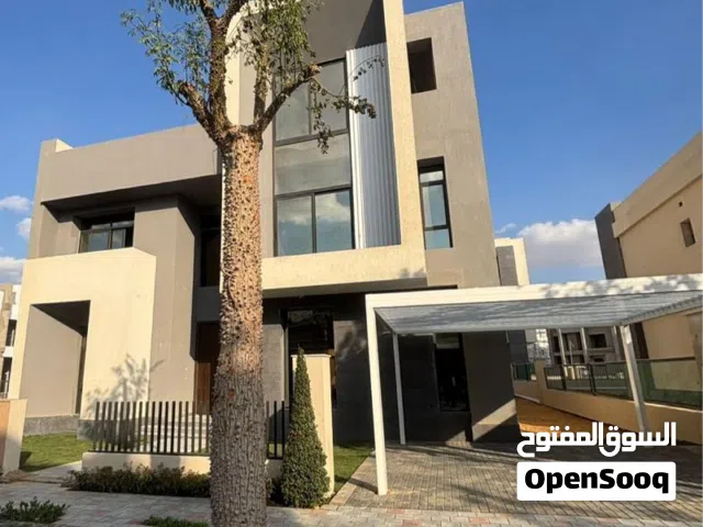 فيلا مساحتها كبيره ستلام 6 شهور بالقاهره الجديده كمبوند سعاده