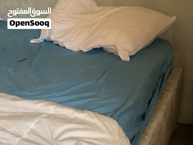 سرير لون سماوي بحاله الجديد