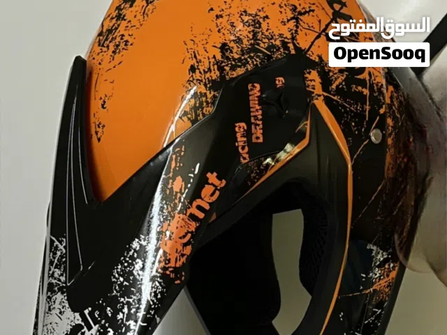 خوذة دراجة نارية مع نظارة ولثام و قفازات عالية الجودة ومريحة للسائقين. غير مستخدمه. غير قابل