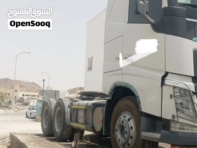 للبيع راس شاحنه 6 ويل فولفو 2021 وكاله عمان ومعدات أخرى