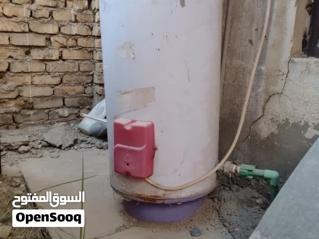 سخان ماء سعة متوسطة ارتفاع متر وشوية نظيف وشغال فل
