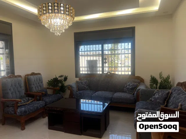 كنب بحالة ممتازه مرتب و انيق