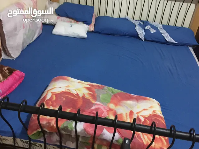 سرير جميل كبير للبيع بالمرتبة