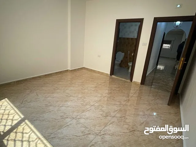 شقة بشارع 26 على الشارع الرئيسي طابق ثالث للبيع مباشرة من المالك في الزرقاء الجديدة