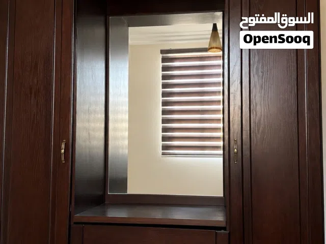 خزانة لون بني للبيع