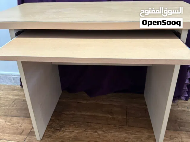 مكتب او طاولة