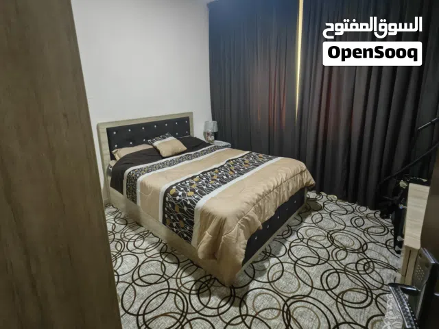 غرفة نوم ومجلس وادوات مطبخ