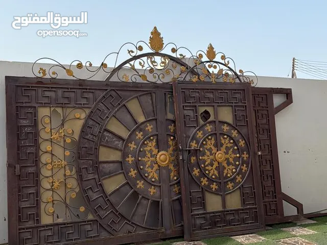 للبيع باب كبير و صغير