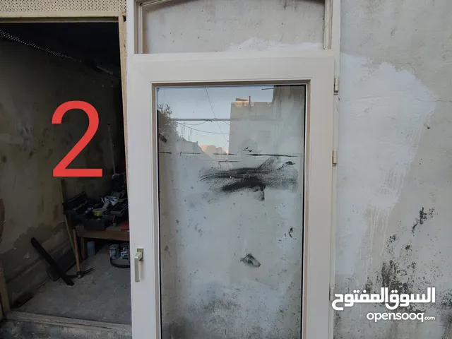 ابواب مشكل ( pvc+حديد+خشب) + شباك المنيوم مستعمل بحالة جيدة