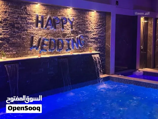 شاليه واستراحه في مسقط السيب للايجار اليومي غرفه بسرير مزدوج مطل على حوض سباحة