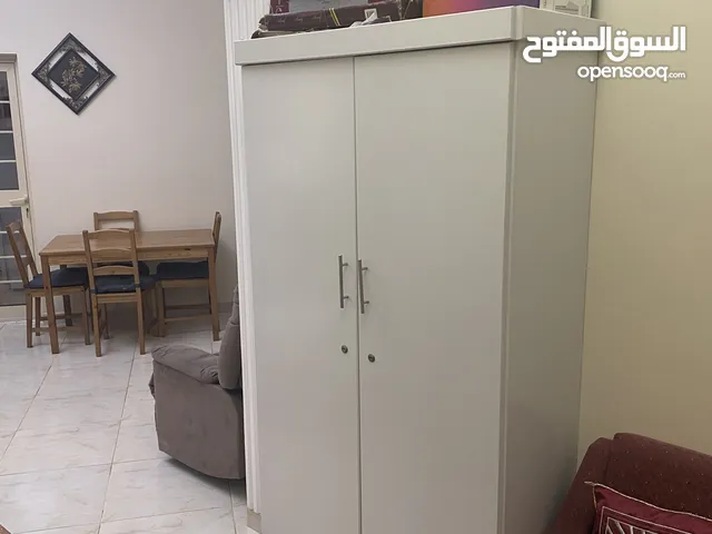 خزانة مكتبية بتقطيعات داخلية وأرفف