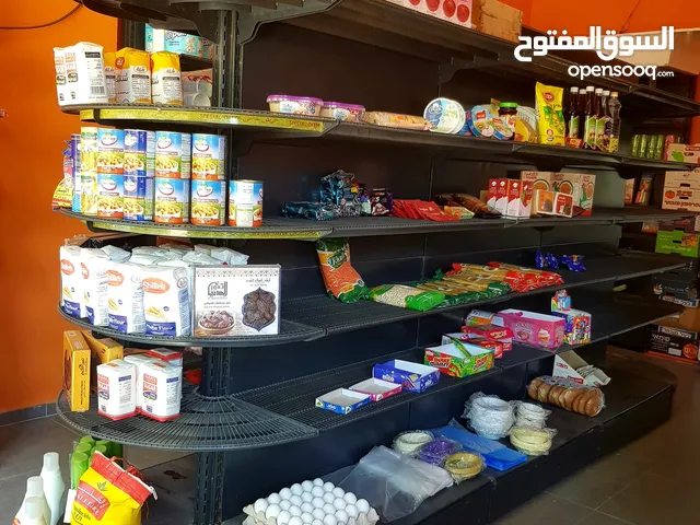 رفوف محل بحالة ممتازة وثلاجة مشروبات 3 ابواب وبعض مستلزمات اخرى