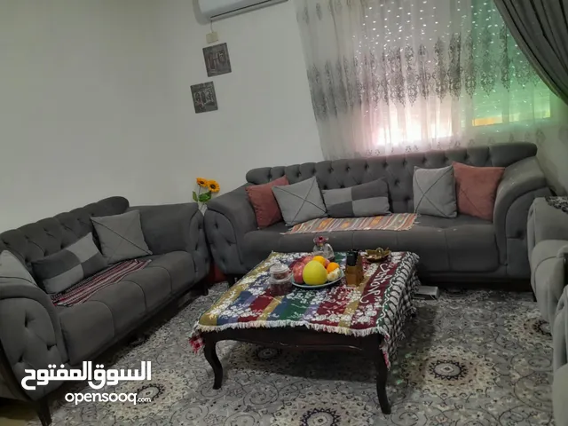 طقم كنب مع طاوله مع برداي مع سجاده استعمال بسيط جدا ولكن السبب انه بدنا نسافر استعمال بسيط