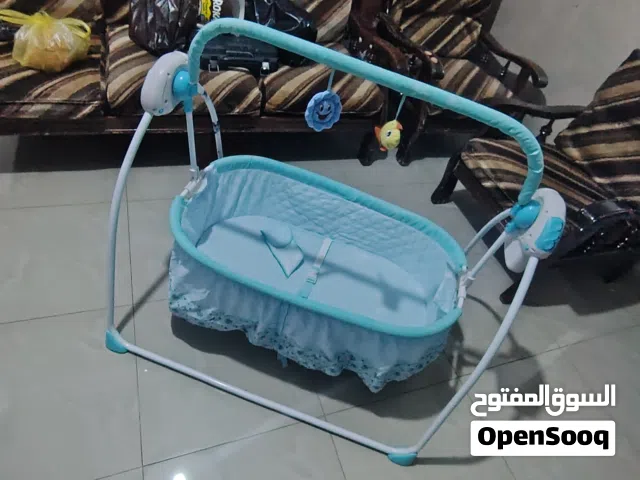 تخت بيبي هزاز كهربائي بحالة ممتازة
