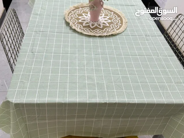 ميز طعام مع 6 كراسي البيع ينفتح الميز مرتب وحلو