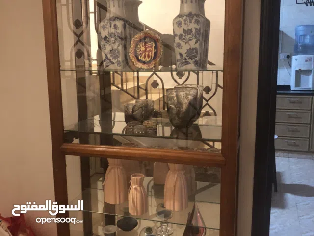 كبت خشبي زجاجي نضيف