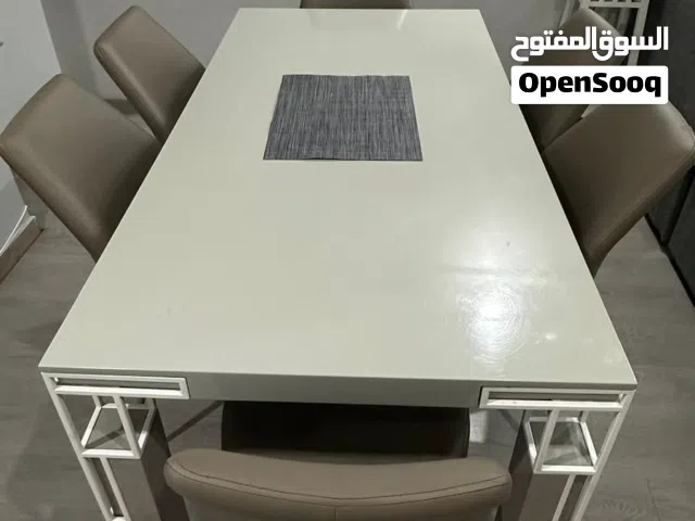 طاولة طعام