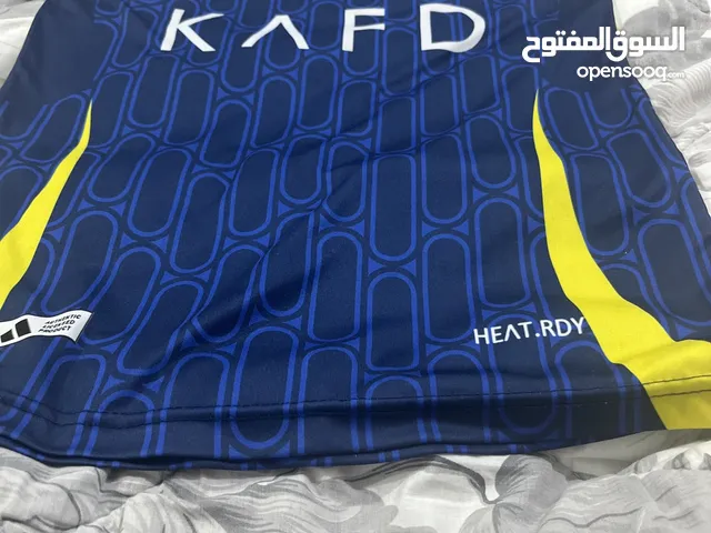 قميص نادي النصر السعودي القميص اصلي 100٪من اديداس وليس عليه شئ طباعة استعماله تحت المتوسط لاكنه جديد