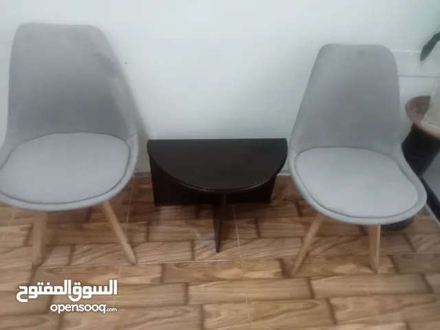 كراسي جلوس عدد2مع طاوله خشب صغيره للبيع