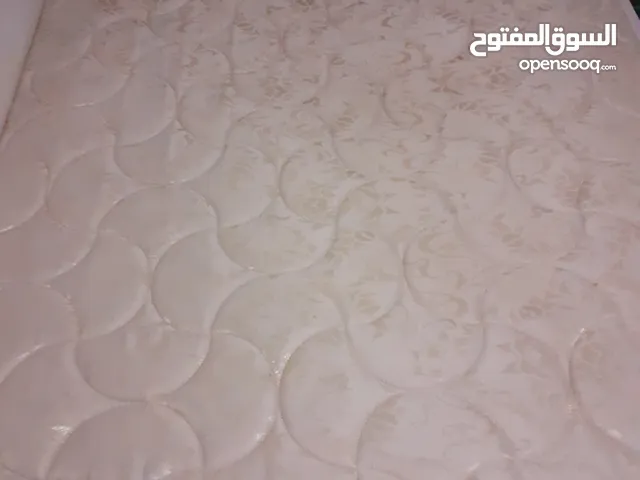 فرشة زنبركية بحالة الوكالة استعمال خفيف- ثقيييلة - متر ونصف عرض في مترين طول.
