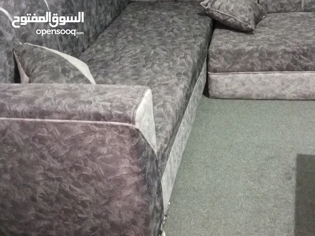 طقم كنب شبه جديد للبيع وكاله مع طاوله
