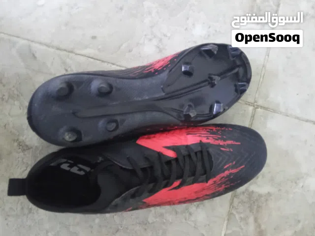 حذاء ستد تفاصيله جوه
