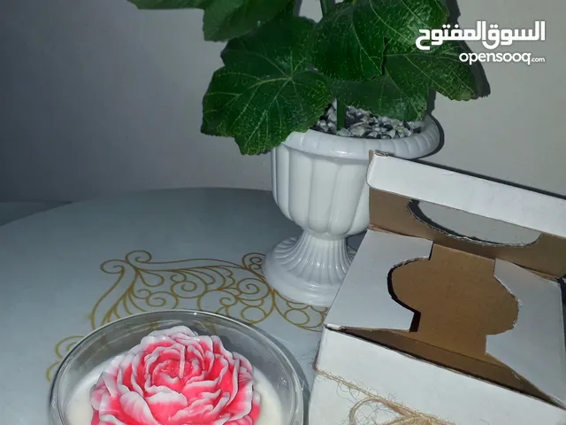 كاسة شمع بيضاوية مع وردة الجوري بالوان المايكا من ذوقك الرفيع وبروائح تخطف العقول