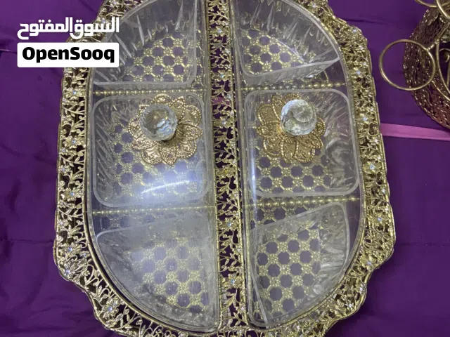 مضيفة حجم كبير مع تبعت دلة وفناجين  للبيع