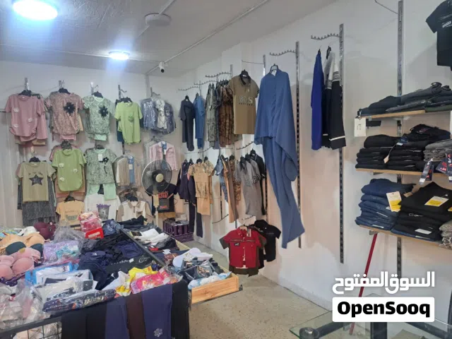 محل تجاري ألبسة للبيع مع البضاعة يتوفر سدة على طول المحل