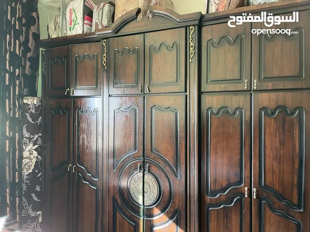 غرفة نوم خزانة وسرير وتسريحة