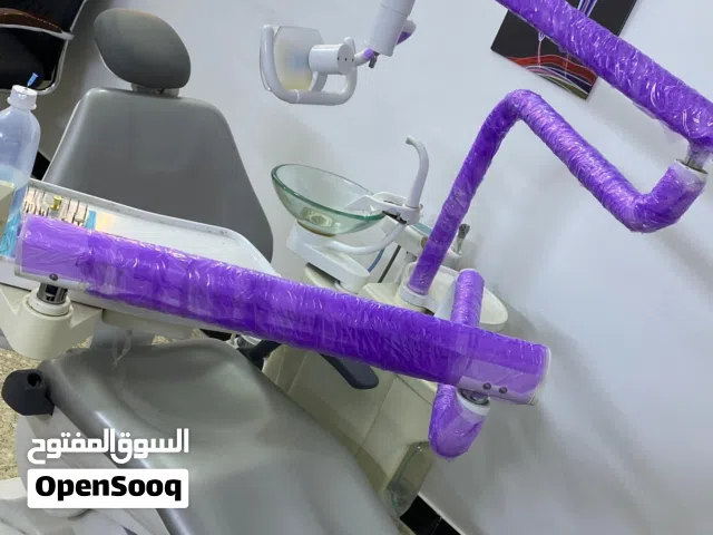 عيادة اسنان وتجميل جديده استعمال شهر واحد فقط جميع موادها كامله وجديدة