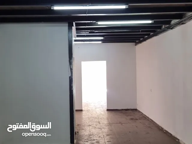 جنين شارع نابلس اول طلوع الجابريات 3مخازن واسعه وكبيره 18متر الطول لتصلح لكافة الاعمال او مخازن