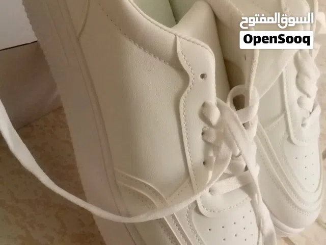 بوووت بناتي لون ابيض جديد بالكرتونه