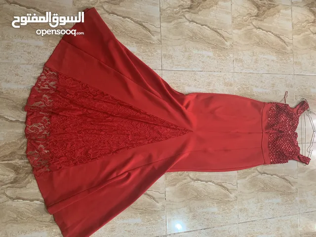 فستان سهرة احمر واسود