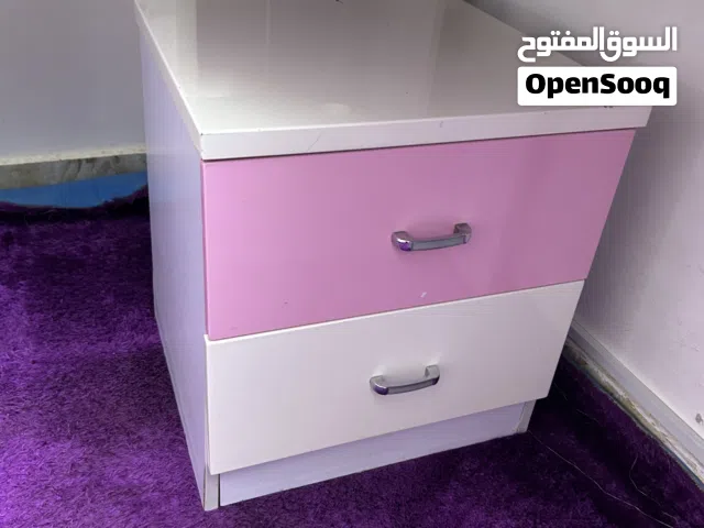 غرفه نوم كامله سرير مفرد ونص  خزانه وكمدينه ومكتب ومرآه مع اضاءه وبرادي وسجاد بحاله جيده جدا