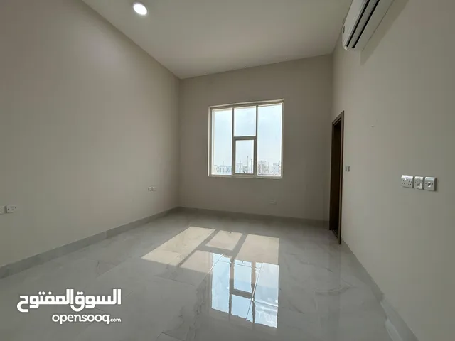 شقه للايجار مكونه من غرفتين وصاله مع بلكونه مع غرفة خادمه أربع حمام بمدينة الرياض بجنوب الشامخة