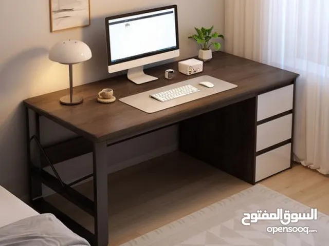 مكتب فاخر بتصميم عصري انيق  سطح خشبي متين داكن فاخر يعطي لمسة فخامة  هيكل معدني اسود قوي  3 ادراج