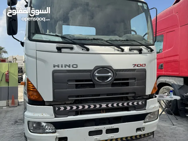 Tractor Unit Hino 2020 in Sharjah