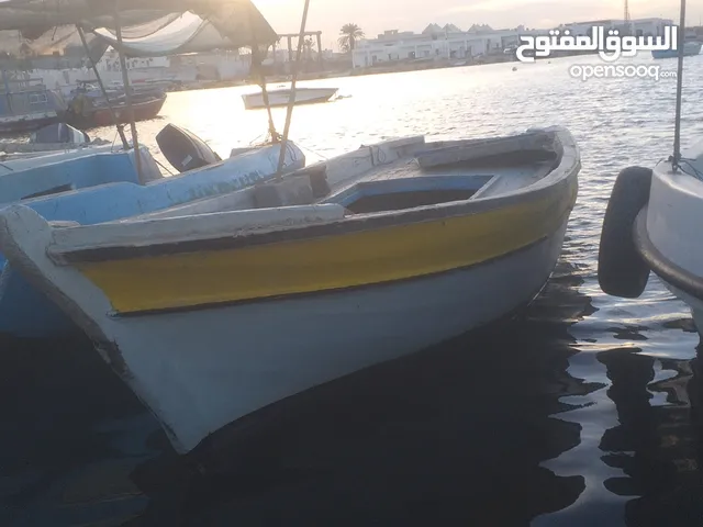 قارب للبيع
