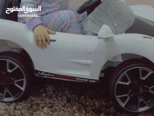 سياره اطفال للبيع لون ابيض.