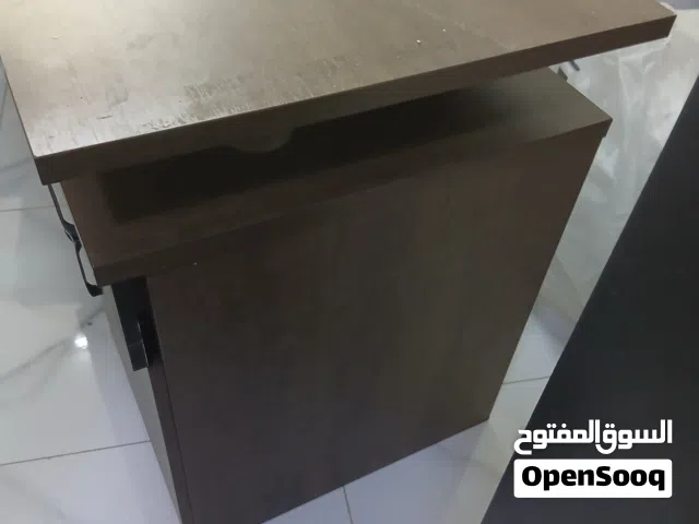 طاولة مكتب وطاولة شاشة والواح سقف مستعار مع الاضاءة للسقف للبيع بداعي السفر؟