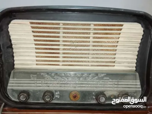 راديو بلجيكي ماركة سيرا مصنوع من الخشب صنع عام 1951 بدون ضهر يعمل ولكن القنوات بها شوشره السعر 5000